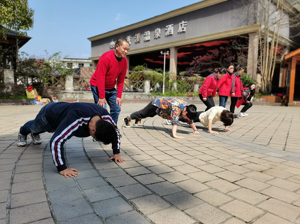 做俯卧撑1.jpg