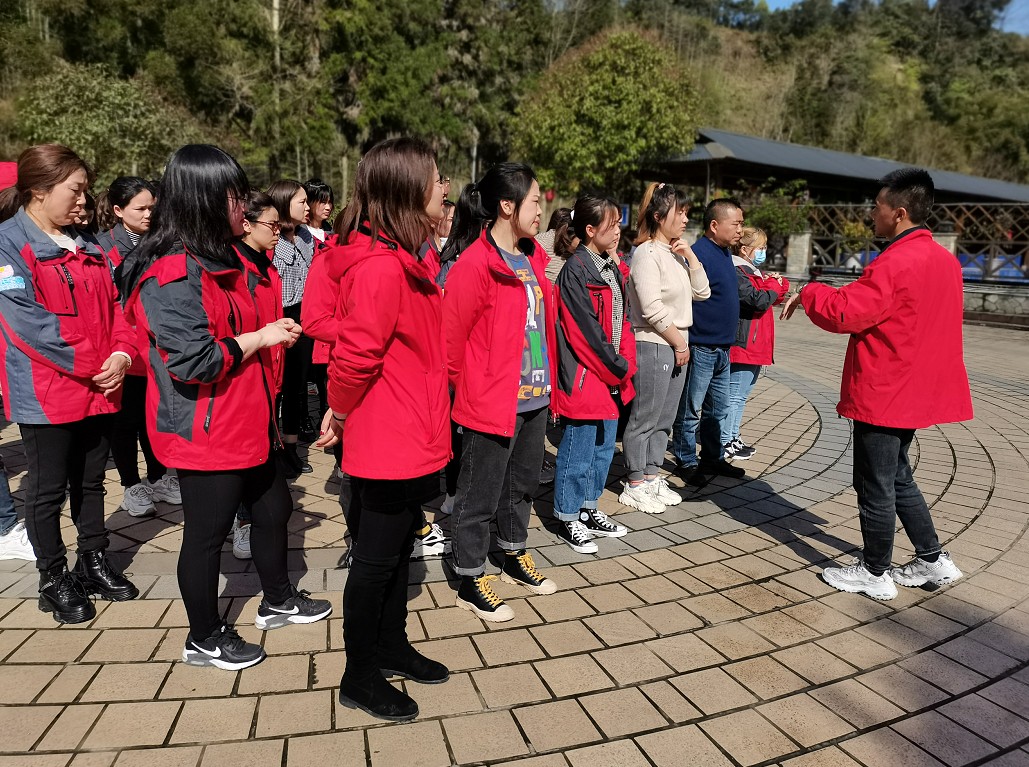 前面团队照.jpg