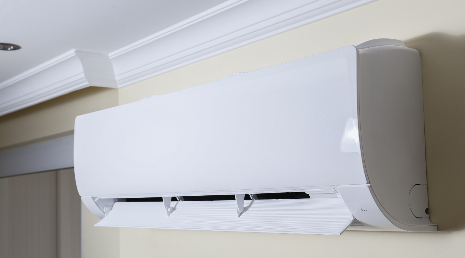 花瓣素材_新安装的空调挂在新公寓的米色墙壁上。_109319752.jpg 花瓣素材_新安装的空调挂在新公寓的米色墙壁上。_109319752.jpg