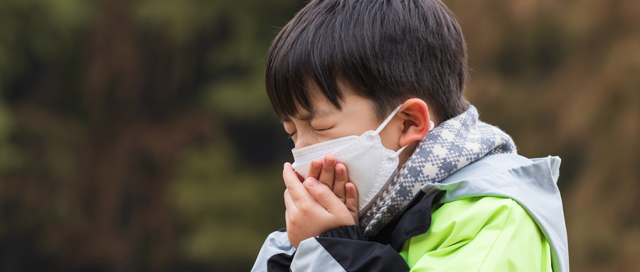 摄图网_501703232_秋冬儿童户外戴口罩流感咳嗽(企业商用).jpg